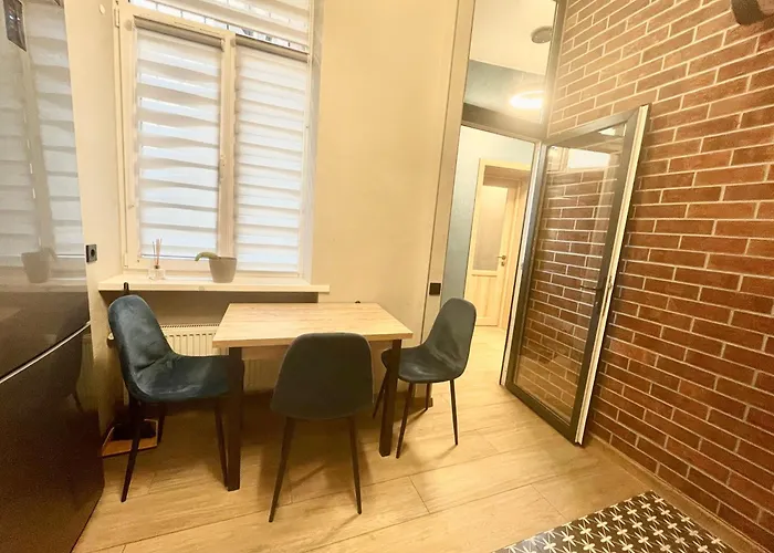 в центрі з двома ізольованими спальнями,вул замарстинівська Apartment