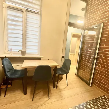 в центрі з двома ізольованими спальнями,вул замарстинівська شقة